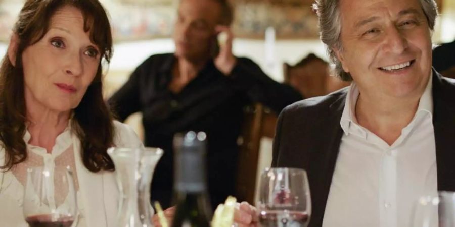Claude Verneuil (Christian Clavier) und Marie Verneuil (Chantal Lauby) versuchen mit allen Tricks, ihren Töchtern und deren Ehemännern das Leben in Frankreich wieder schmackhaft zu machen. Foto: Neue Visionen