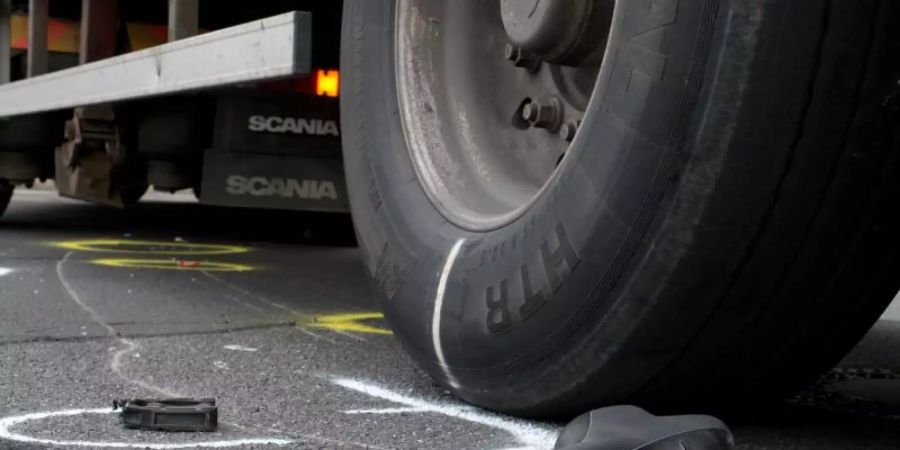 Spurensicherung nach einem schweren Unfall in Berlin - auch hier war ein Lkw im Spiel. Foto: Tim Brakemeier