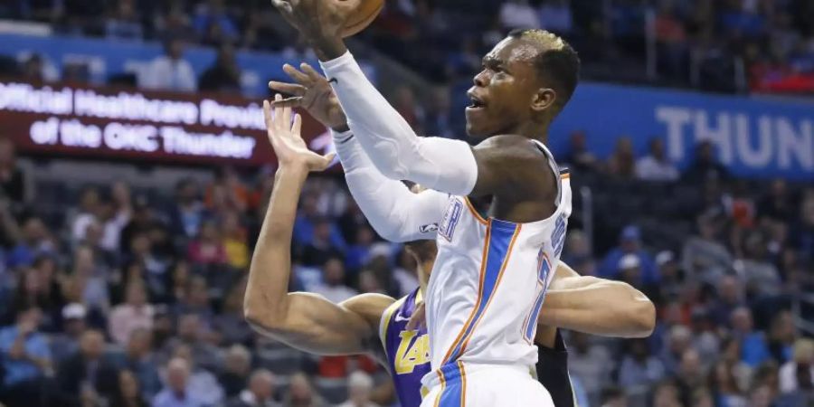 Oklahoma-Spieler Dennis Schröder erzielte 15 Punkte für sein Team beim Heimsieg gegen die Los Angeles Lakers. Foto: Sue Ogrocki/AP/dpa