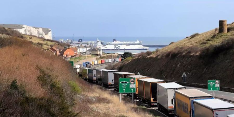 Kommt der Brexit, kommt's dicke: Schon jetzt reiht sich ein LKW nach dem anderen auf der Autobahn A20 in die Schlange ein, um im Hafen von Dover auf die Fähre zu fahren. Foto: Gareth Fuller/PA Wire