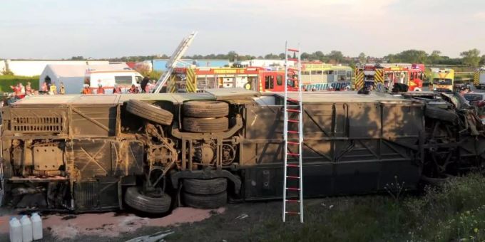 Einsatzkräfte der Feuerwehr stehen an der Unfallstelle neben dem verunglückten Bus. Der Bus überschlug sich zwischen den Anschlussstellen Leipzig-West und Bad Dürrenberg. Anschliessend blieb das Fahrzeug auf der Seite liegen. Foto: Jan Woitas Einsatzkräfte der Feuerwehr stehen an der Unfallstelle neben dem verunglückten Bus. Der Bus überschlug sich zwischen den Anschlussstellen Leipzig-West und Bad Dürrenberg. Anschliessend blieb das Fahrzeug auf der Seite liegen. Foto: Jan Woitas