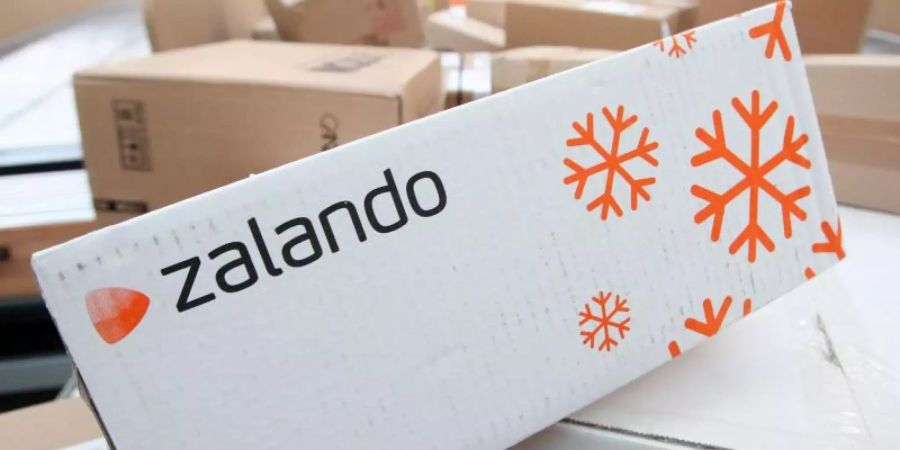 Noch kommt sie in einen Pappkarton - doch künftig will Zalando seine Ware in Transportboxen verschicken. Foto: Bodo Marks/dpa