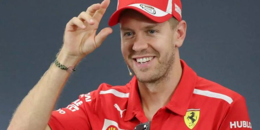 Eintracht-Fan Vettel fürchtet einen «Hauskrach» mit Ferrari-Teamchef Mattia Binotto, einem Fan von Inter Mailand. Foto: Ng Han Guan/AP