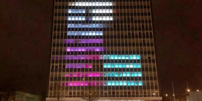 56.448 LEDs an den 392 Fenstern verwandeln die Fassade des Kieler Uni-Hochhauses in eine Riesen-Mattscheibe mit einer Diagonale von gut 43 Metern. Foto: Andre Klohn 56.448 LEDs an den 392 Fenstern verwandeln die Fassade des Kieler Uni-Hochhauses in eine Riesen-Mattscheibe mit einer Diagonale von gut 43 Metern. Foto: Andre Klohn