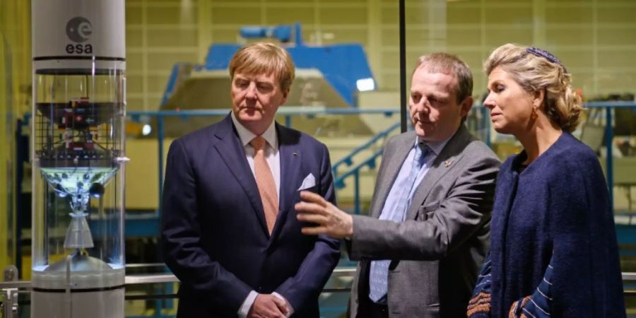 Willem-Alexander (links) und Königin Máxima lassen sich Raumfahrttechnik erklären