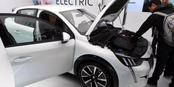 Genf - Französische Autobauer weiten Elektro-Angebot deutlich aus