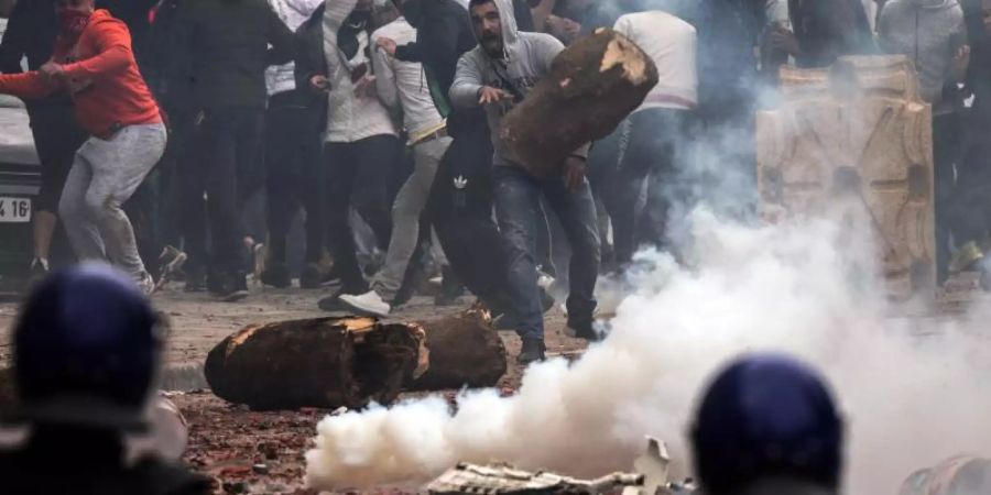 Zusammenstösse zwischen Demonstranten und Polizisten bei Anti-Regierungs-Protesten in Algier. Foto: Farouk Batiche