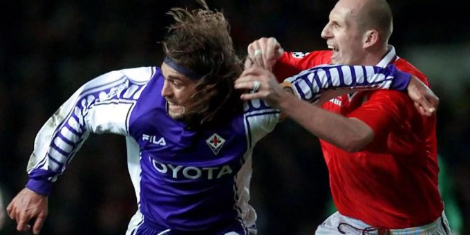 Jaap Stam (rechts) im Trikot von Manchester United im Duell mit Gabriel Batistuta (Fiorentina) Jaap Stam bei Manchester