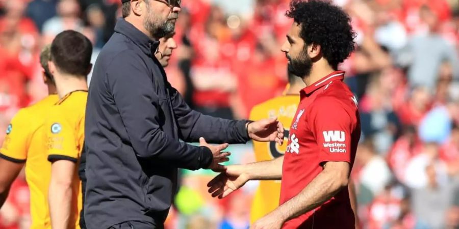 Liverpools Trainer Jürgen Klopp gratuliert seinem Spieler Mohamed Salah. Foto: Peter Byrne/PA Wire