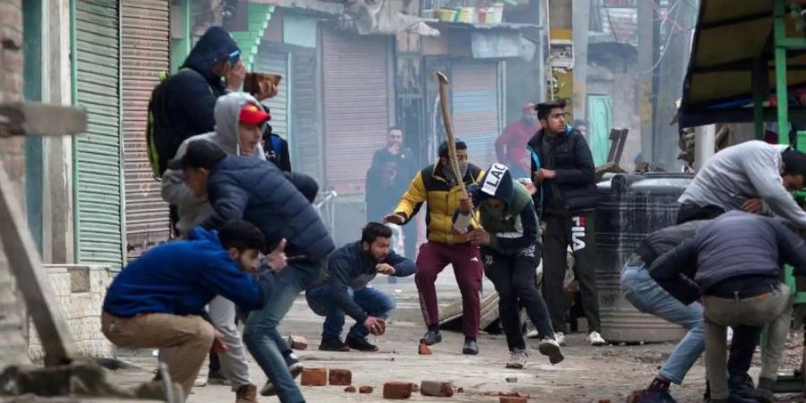 Kaschmirische Demonstranten suchen bei Zusammenstössen mit indischen Sicherheitskräften Deckung. Foto: Dar Yasin/AP