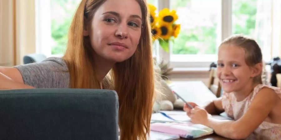 Um die Interessenten für das Haus zu vergraulen, haben sich Lotta (Josefine Preuss, l) und Lilo (Sophia Louisa Schillner) einiges einfallen lassen. Foto: Oliver Ziebe/ZDF