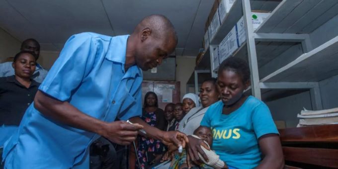 Eine Malaria-Impfung in Malawi, Ostafrika. (Archivbild) Malaria-Impfstoff