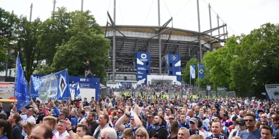 HSV-Fan und Investor Klaus-Michael Kühne hat den Vertrag über die Namensrechte am Volksparkstadion verlängert. Foto: Daniel Reinhardt/dpa