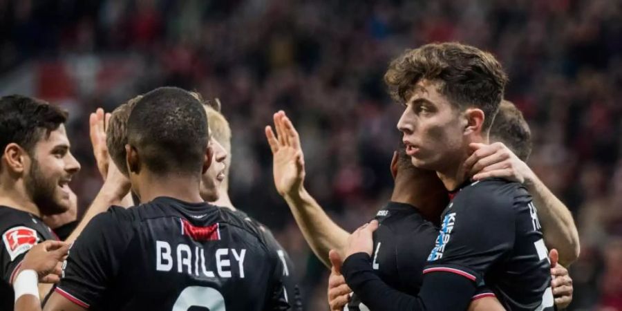 Leverkusens Kai Havertz (r) feiert mit dem Team sein Tor. Foto: Rolf Vennenbernd