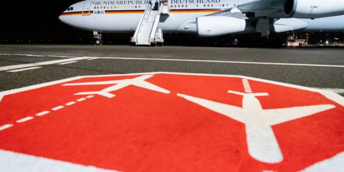 Airbus A340 der Bundesregierung steht am Flughafen Tegel. a340