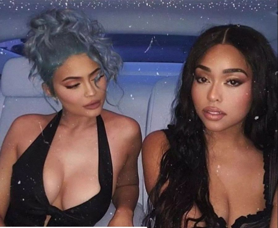 Die Schwester von Khloé Kardashian Kylie Jenner (links) und ihre beste Freundin Jordyn Woods sitzen zusammen im Auto.