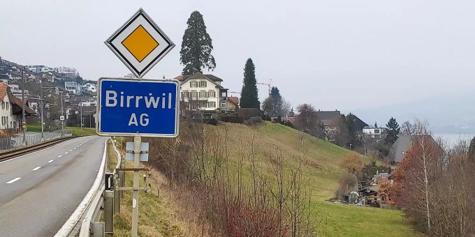 Ortsschild: Birrwil. Ortsschild: Birrwil.