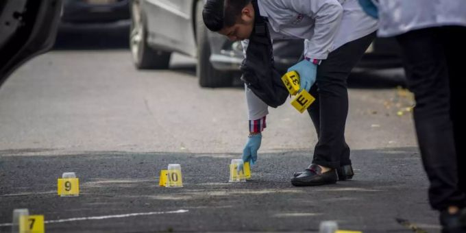 Ein forensischer Experte sammelt Beweise nach dem Tod von zwei Menschen nach einem Streit zwischen zwei kriminellen Organisationen im Norden von Mexiko-Stadt. Foto: Jair Cabrera Torres/dpa Ein forensischer Experte sammelt Beweise nach dem Tod von zwei Menschen nach einem Streit zwischen zwei kriminellen Organisationen im Norden von Mexiko-Stadt. Foto: Jair Cabrera Torres/dpa