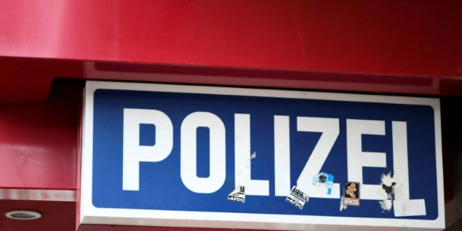 Schild an einer Polizeiwache