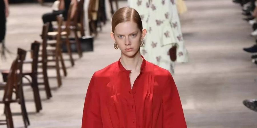 Ein Model präsentiert eine Kreation aus der Herbst/Winter Kollektion 2020 des Labels Jil Sander. Foto: Fashionpps/ZUMA Wire/dpa