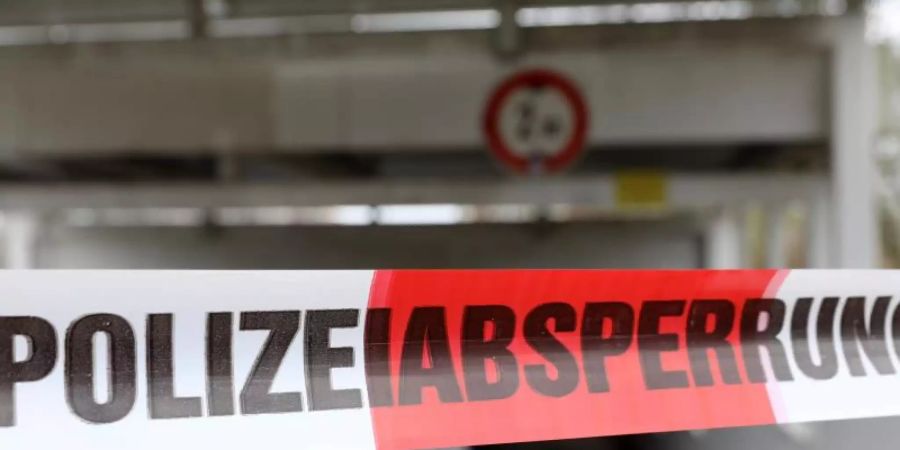 Eine 38 Jahre alte Frau hat in Manching mutmasslich ihre Kinder getötet und sich dann in einem Treppenhaus in die Tiefe gestürzt (Symbol). Foto: Bernd Wüstneck/dpa-Zentralbild/ZB