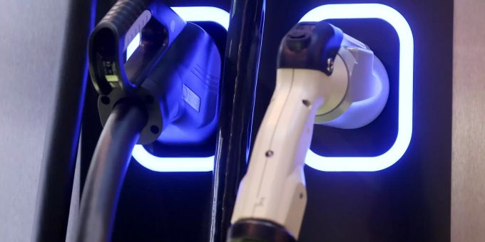 In der Schweiz fehlt es an Ladestationen. Deswegen verzichten Schweizer oftmals auf ein Elektroauto. elektroauto