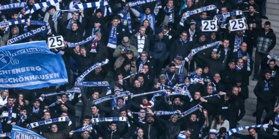 Fans von Hertha zeigen als Zeichen gegen Rassismus die 25 - die Rückennummer von Jordan Torunarigha. Foto: Andreas Gora/dpa