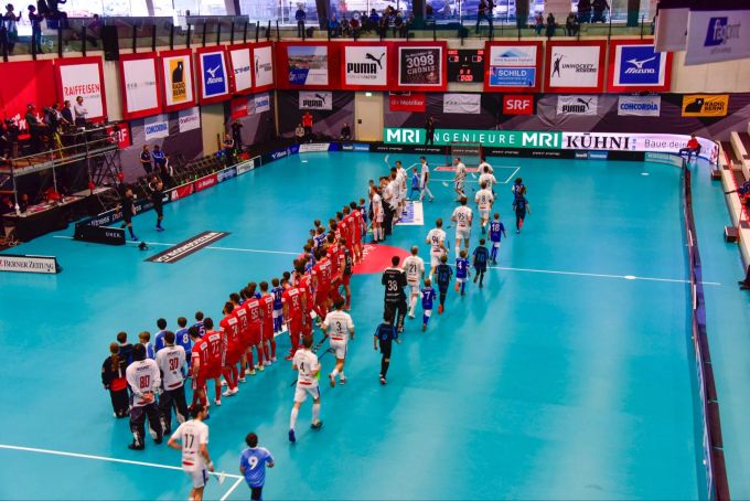 Die Spieler von Floorball Köniz und Zug United treffen ein.