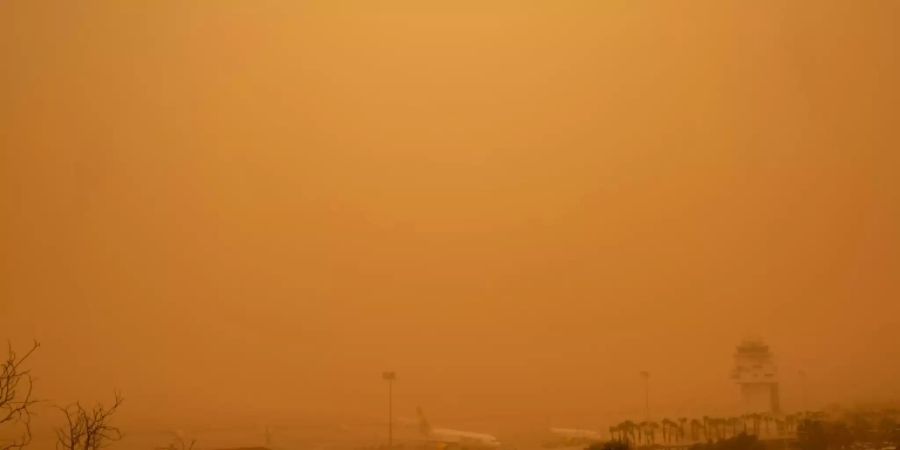 Flugzeuge am Reina-Sofia-Flughafen im Süden von Teneriffa