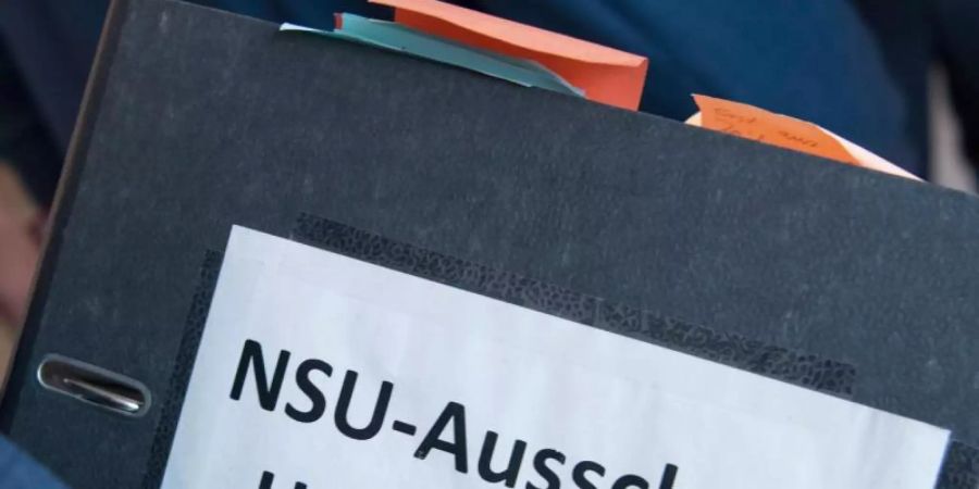 Eine Petition mit mehr als 67.000 Unterschriften fordert die Freigabe der hessischen NSU-Akten. Foto: Boris Roessler/dpa