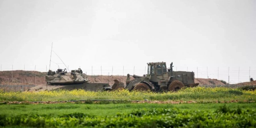 Israelischer Panzer und Bulldozer