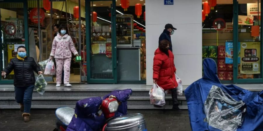 Bewohner Wuhans am Sonntag beim Verlassen eines Supermarkts