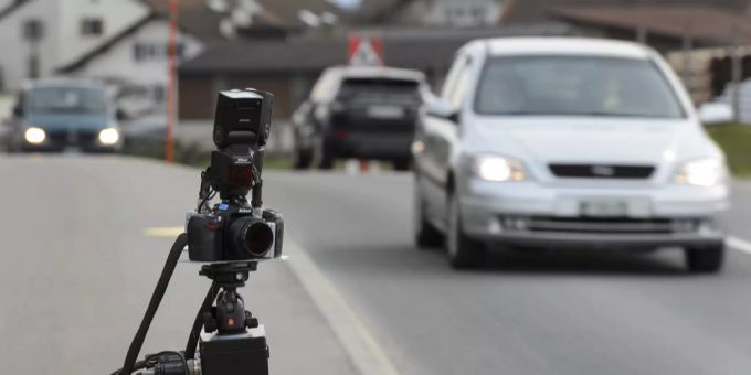 Lausanne - Autofahrer-Trio in der Waadt in Radarfalle getappt