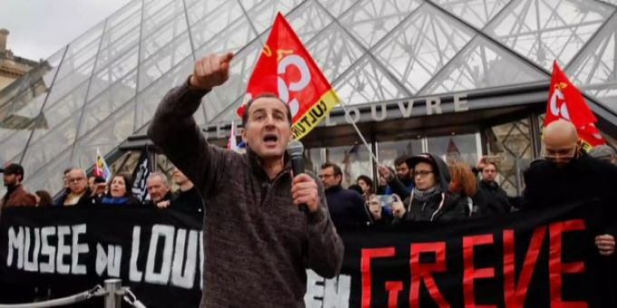 Demonstranten vor dem Louvre-Museum in Paris. Demonstration Louvre