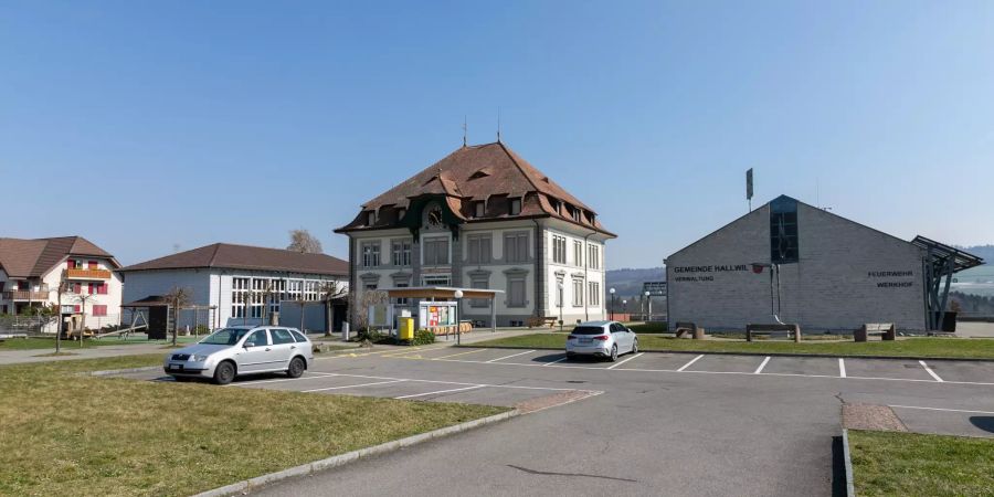 Das Halwiler Gemeindehaus und die Feuerwehr.