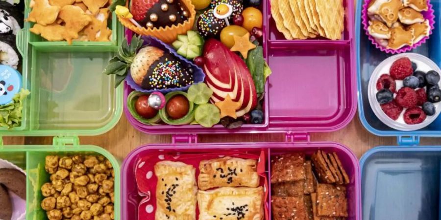 Die japanische Tradition, Essen für unterwegs in Bento-Boxen zu verpacken, hat auch hierzulande immer mehr Fans, die das Essen mitunter aufwendig dekorieren. Foto: Fabian Sommer/dpa