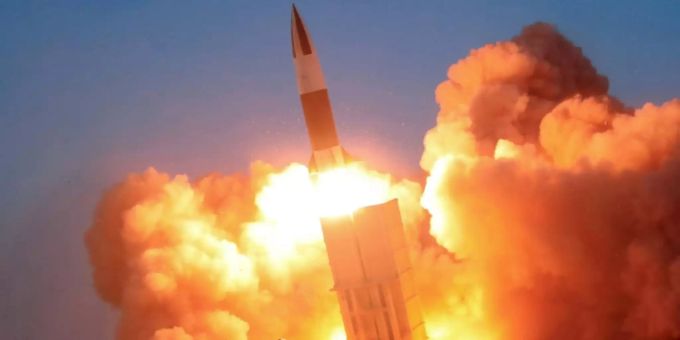 Offizielles nordkoreanisches Foto eines der jüngsten Raketentests. Raketentests Nordkorea