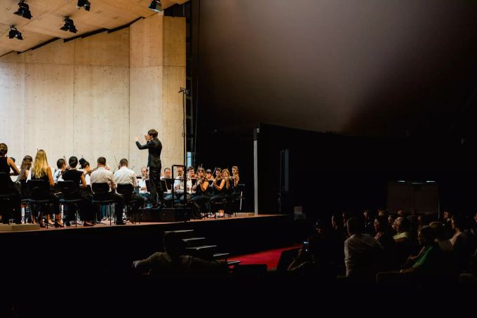 Jonas Bürgin am Abschlusskonzert der Gstaad Menuhin Festival Conducting Academy. Jonas Bürgin, Gstaad Conducting Academy
