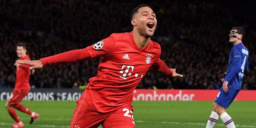 Serge Gnabry ist Star beim FC Bayern München. Und scheint ein kleines Auge auf das Zürcher Model Sandra geworfen zu haben.