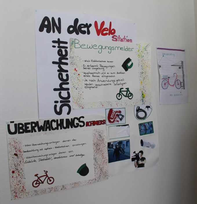 Plakate zur Situation der Velostation. Plakate Velostation