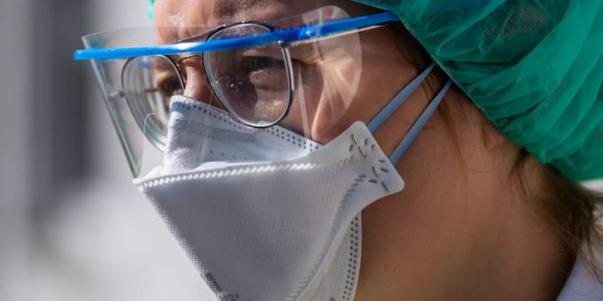 Eine Infektiologin am Eingang einer Corona-Ambulanz. Coronavirus in Dresden