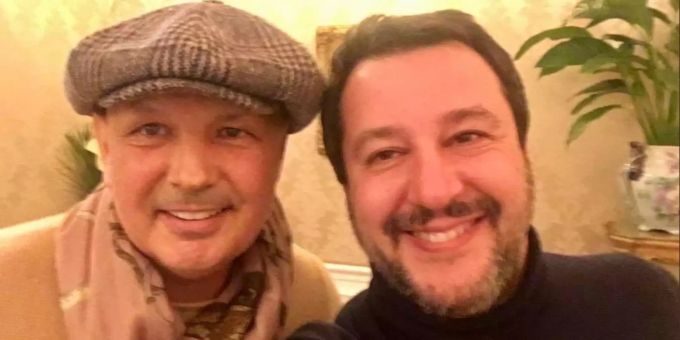 Bologna-Trainer Sinisa Mihajlovic posiert mit Lega-Boss Matteo Salvini. Mihajlovic Matteo Salvini Bologna