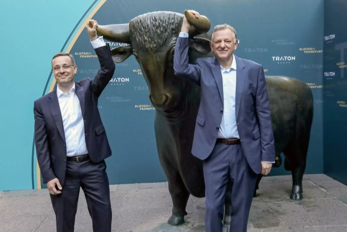 Die Chefs der VW-Tochter Traton posieren hier vor der Frankfurter Börse. Traton möchte endlich in den USA Fuss fassen. traton