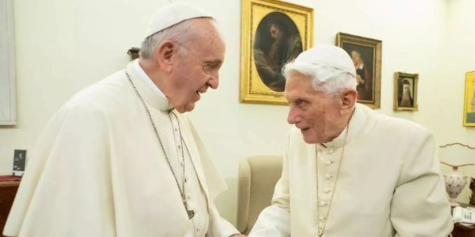 Papst Franziskus (l) und der emeritierte Papst Benedikt XVI im Kloster «Mater Ecclesiae» in Rom. Foto: -/Vatican Media/dpa Papst Franziskus (l) und der emeritierte Papst Benedikt XVI im Kloster «Mater Ecclesiae» in Rom. Foto: -/Vatican Media/dpa