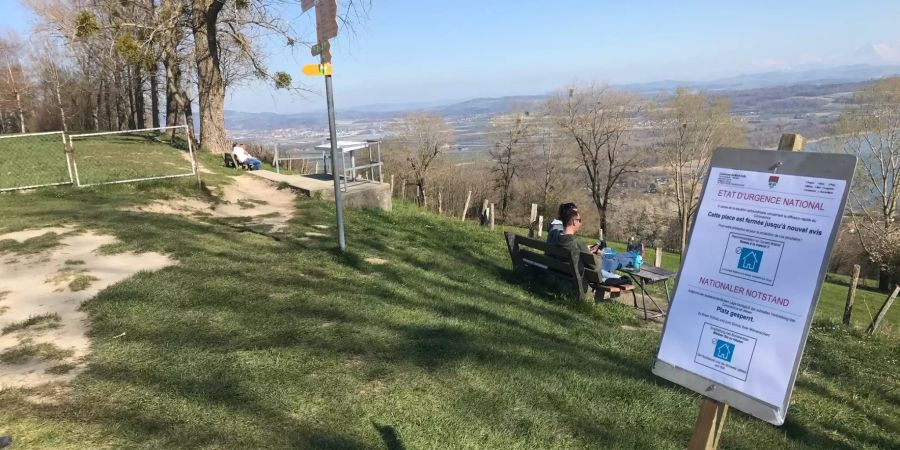 Erst auf dem Gipfel oben sei ausführlicher erklärt gewesen, dass der Platz gesperrt sei. Daran gehalten haben sich offenbar nicht alle.