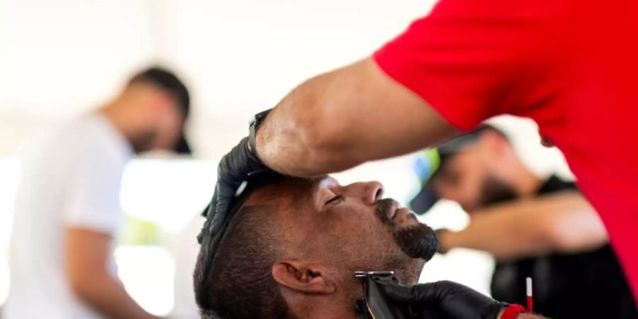 Beim Friseur kommen sich Menschen oft sehr nah