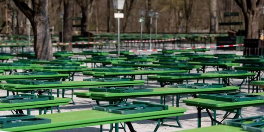 Der abgesperret Biergarten am chinesischen Turm im Englischen Garten. Foto: Sven Hoppe/dpa