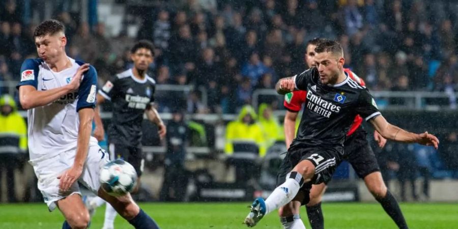 Tim Leibold (r) leitete mit seinem Tor zum 1:1 die HSV-Wende in Bochum ein. Foto: Guido Kirchner/dpa