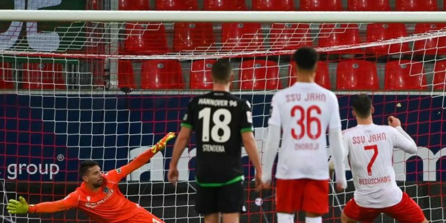 Regensburgs Max Besuschkow (r) erzielte per Elfmeter den Treffer des Tages gegen Hannover 96. Foto: Armin Weigel/dpa