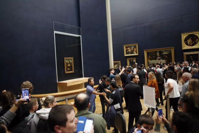 Der Louvre blieb heute Sonntag leer. Dies da die Mitarbeiter aus Sorge ihre Arbeit niederlegten. Louvre Coronavirus